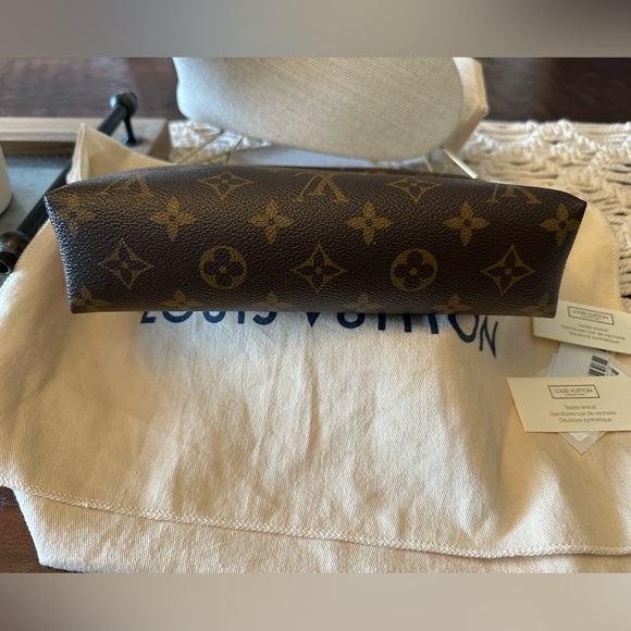 Louis Vuitton Cosmetic Pouch - MM Monogram with dust bag and tags. - Picture 3 of 7